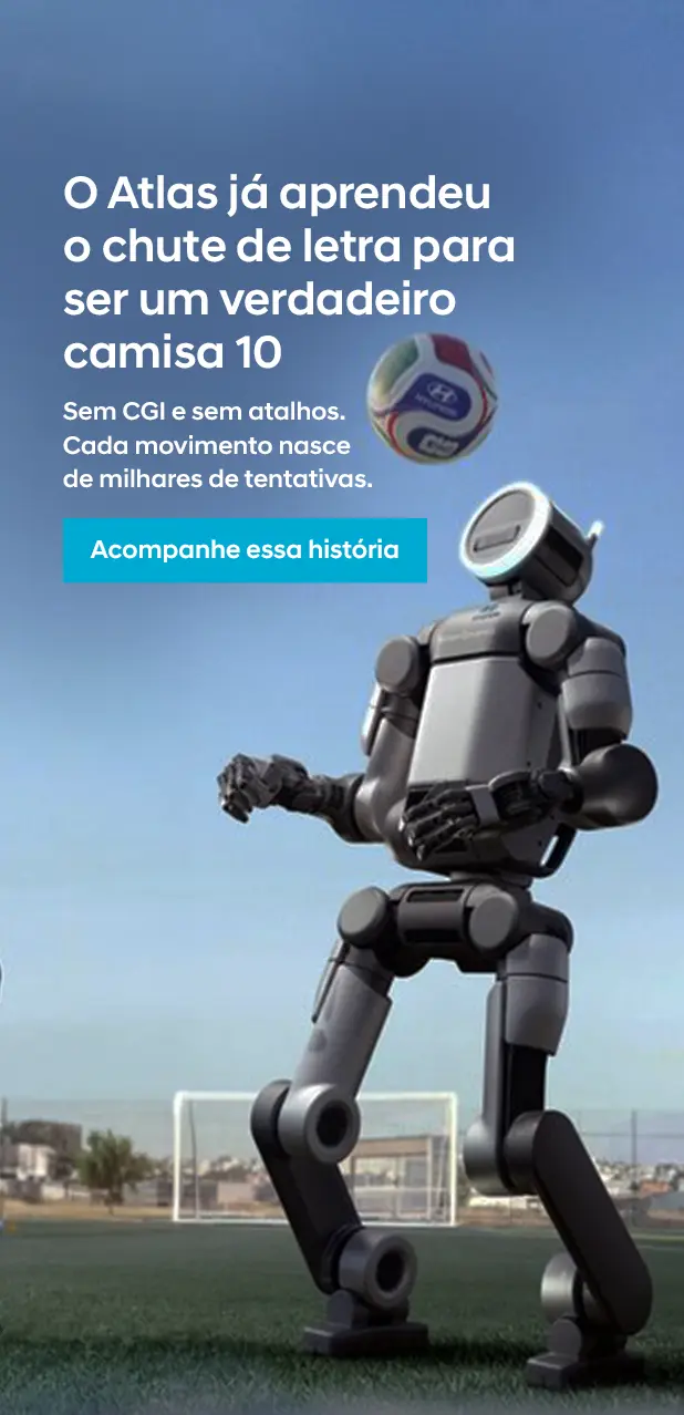 Robô Atlas da Hyundai aprendendo a jogar futebol com a bola Trionda da Copa do Mundo FIFA 2026™.